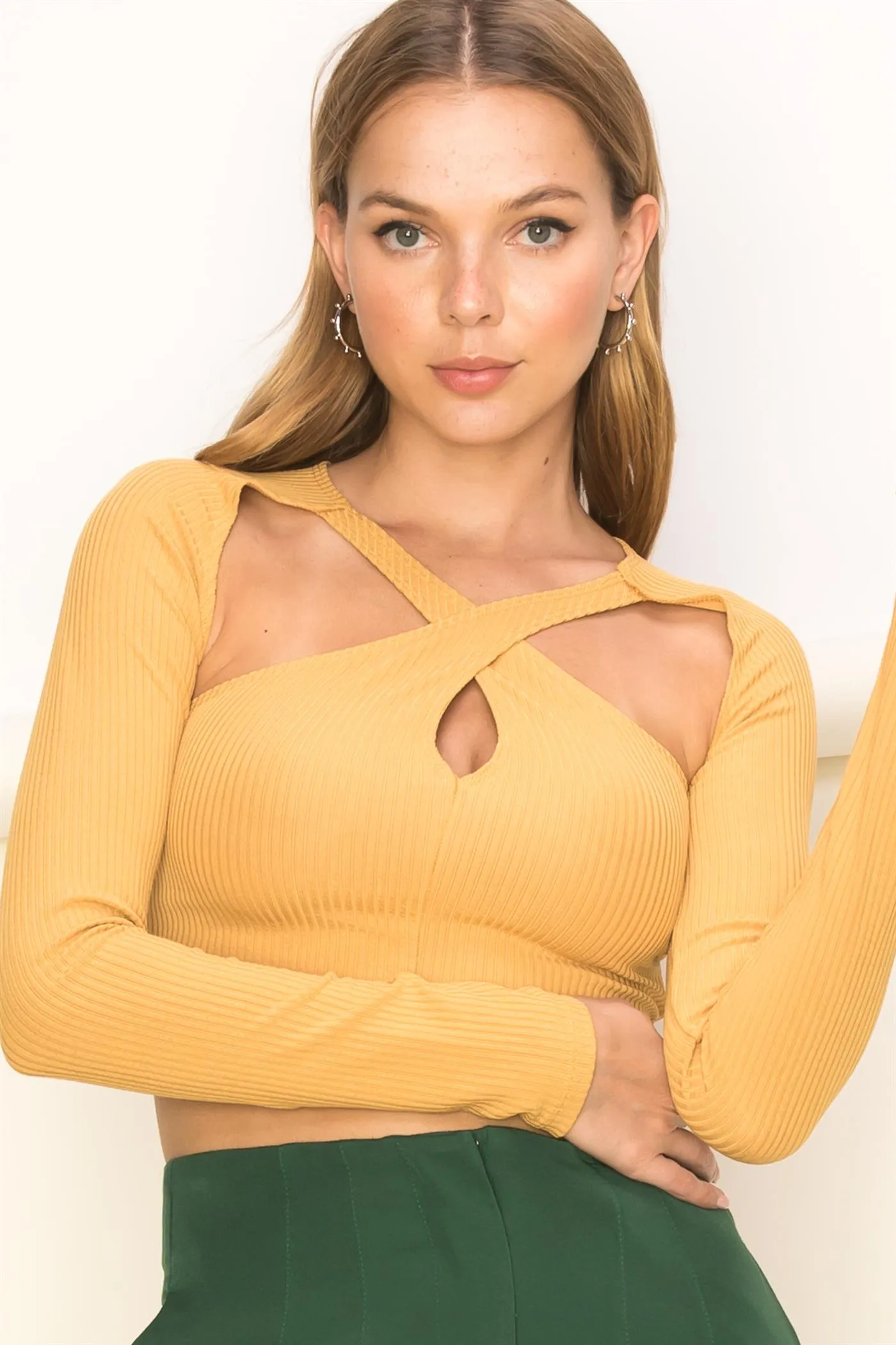 HF22H819-CUTOUT LONG SLEEVE CROP TOP