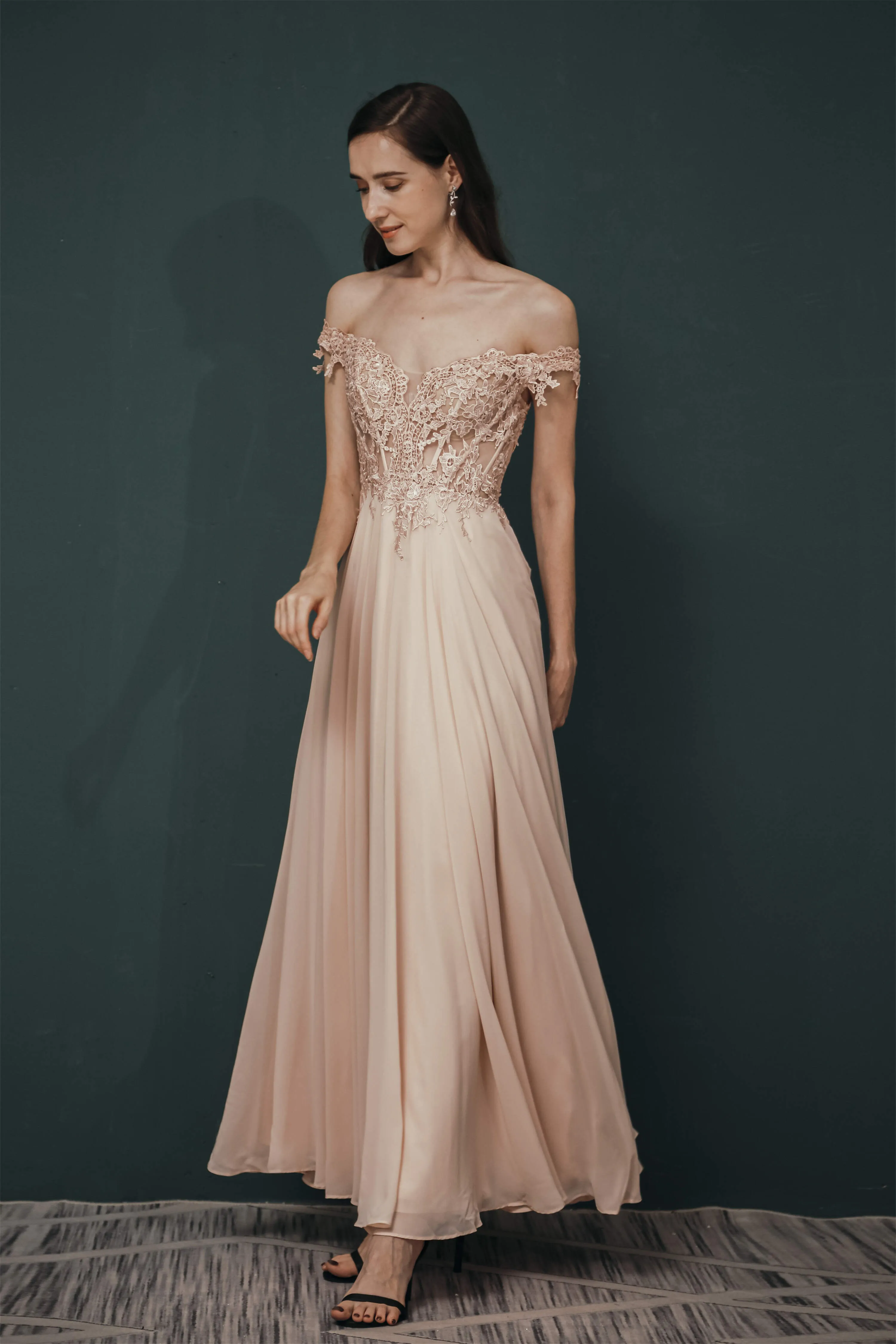 Off The Shoulder Charming Long Chiffon Prom Dresses With Appliques