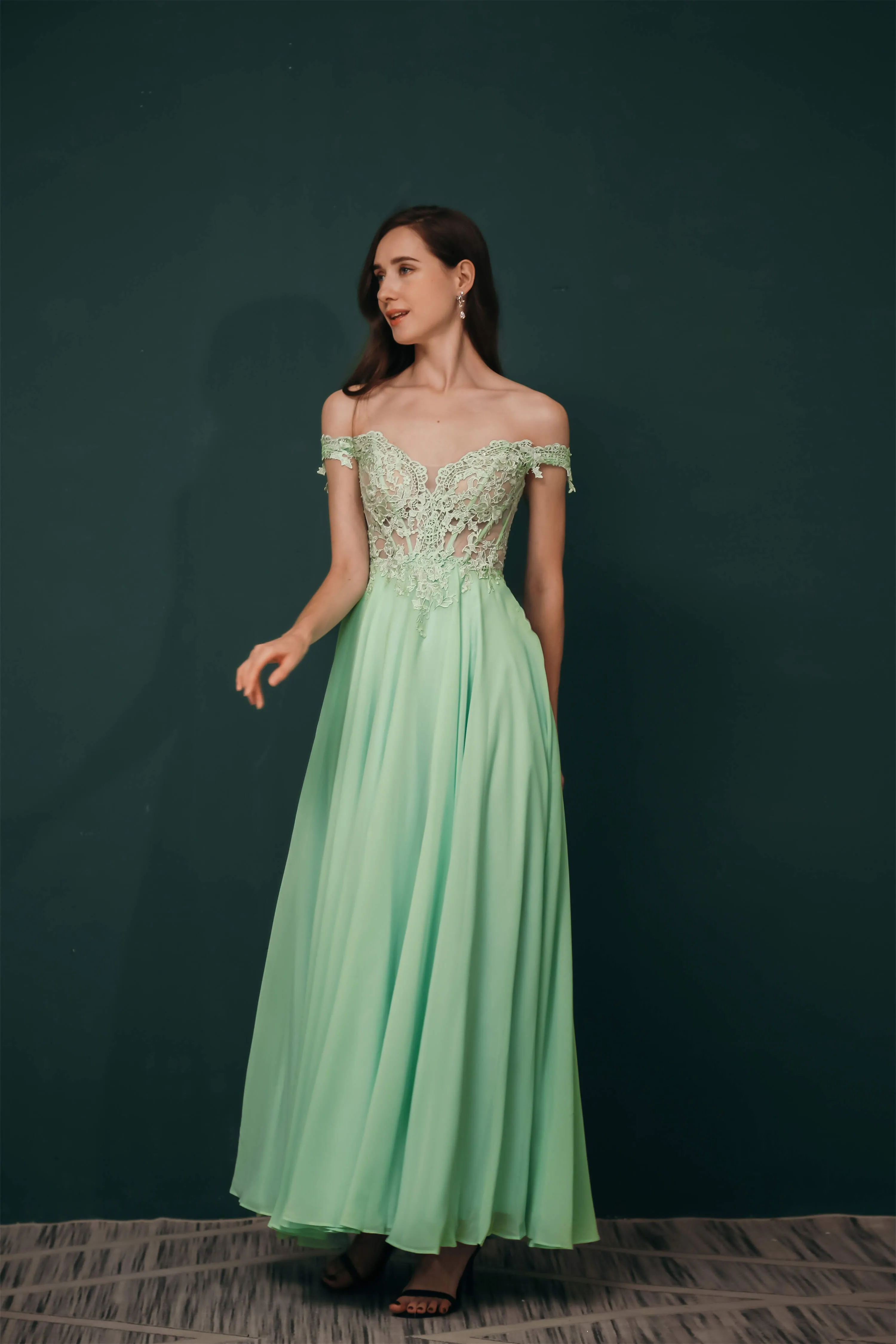 Off The Shoulder Charming Long Chiffon Prom Dresses With Appliques