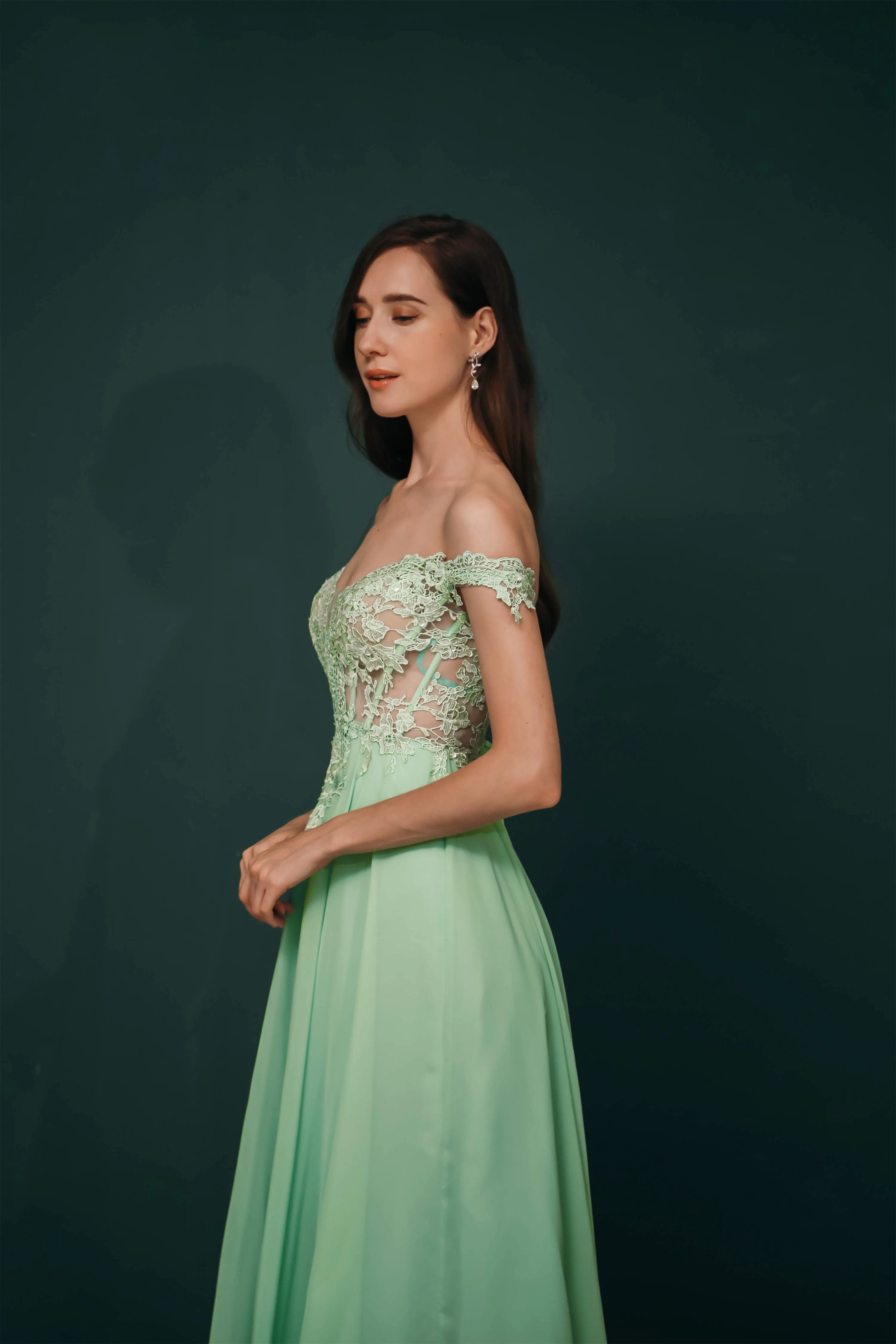 Off The Shoulder Charming Long Chiffon Prom Dresses With Appliques